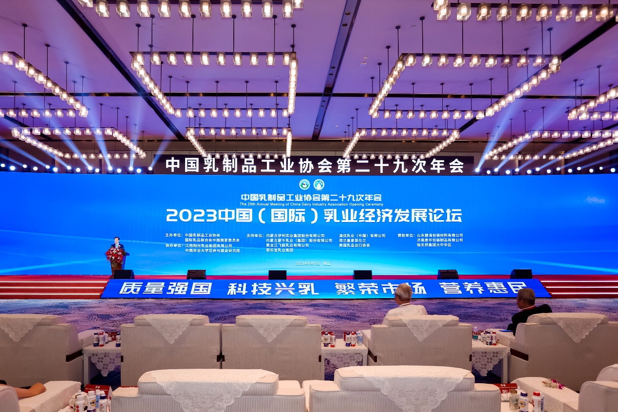 美廬亮相2023中國(guó)（國(guó)際）乳業(yè)技術(shù)博覽會(huì)，董事長(zhǎng)陳林榮獲“年度行業(yè)發(fā)展突出貢獻(xiàn)人物”獎(jiǎng)
