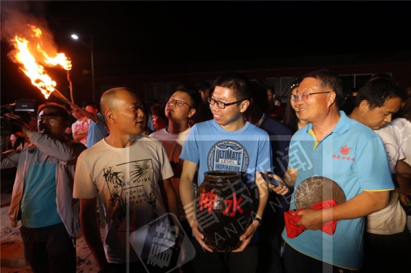 張家口端午神水節(jié)廟會(huì) 一瓶地下礦泉水拍賣(mài)3600元