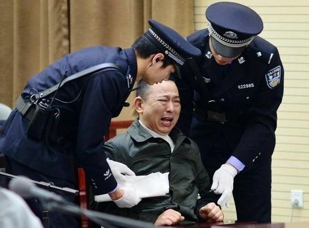 黑老大劉漢庭審現(xiàn)場(chǎng)情緒失控痛哭