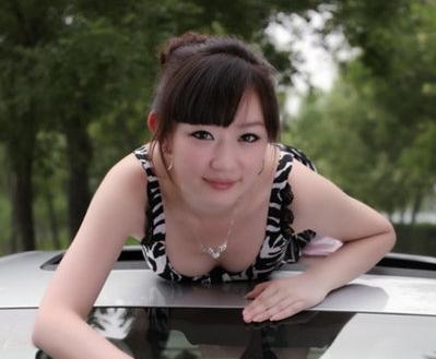 豪車(chē)內(nèi)白皙靚麗的鄰家小妹