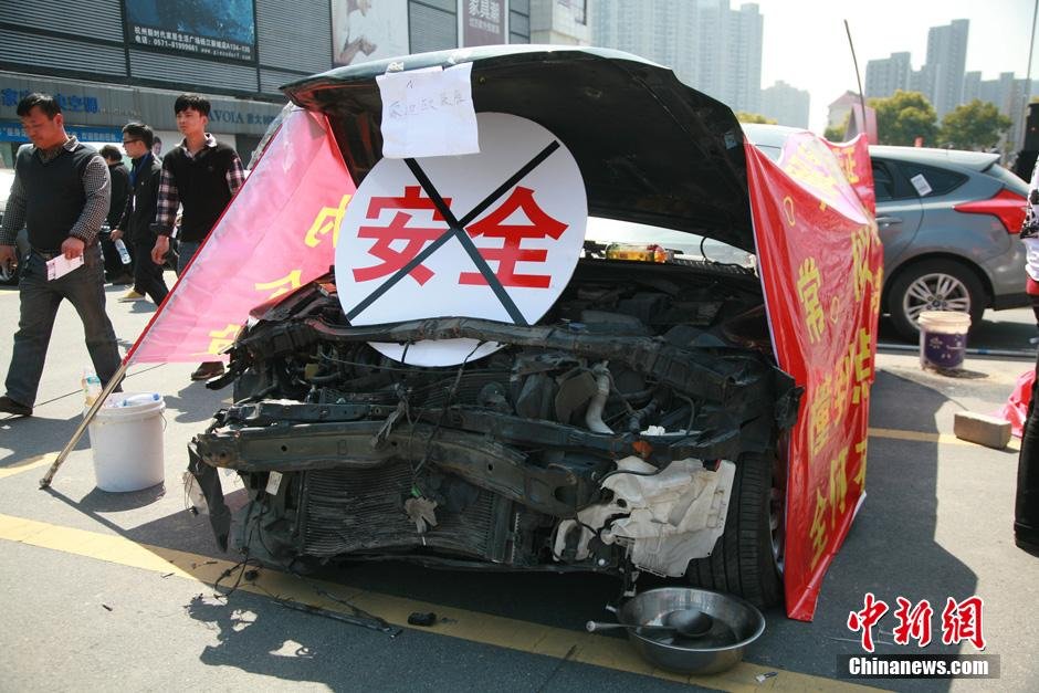 中國(guó)問(wèn)題車(chē)展杭州上演 豪車(chē)車(chē)主集體維權(quán)(組圖)